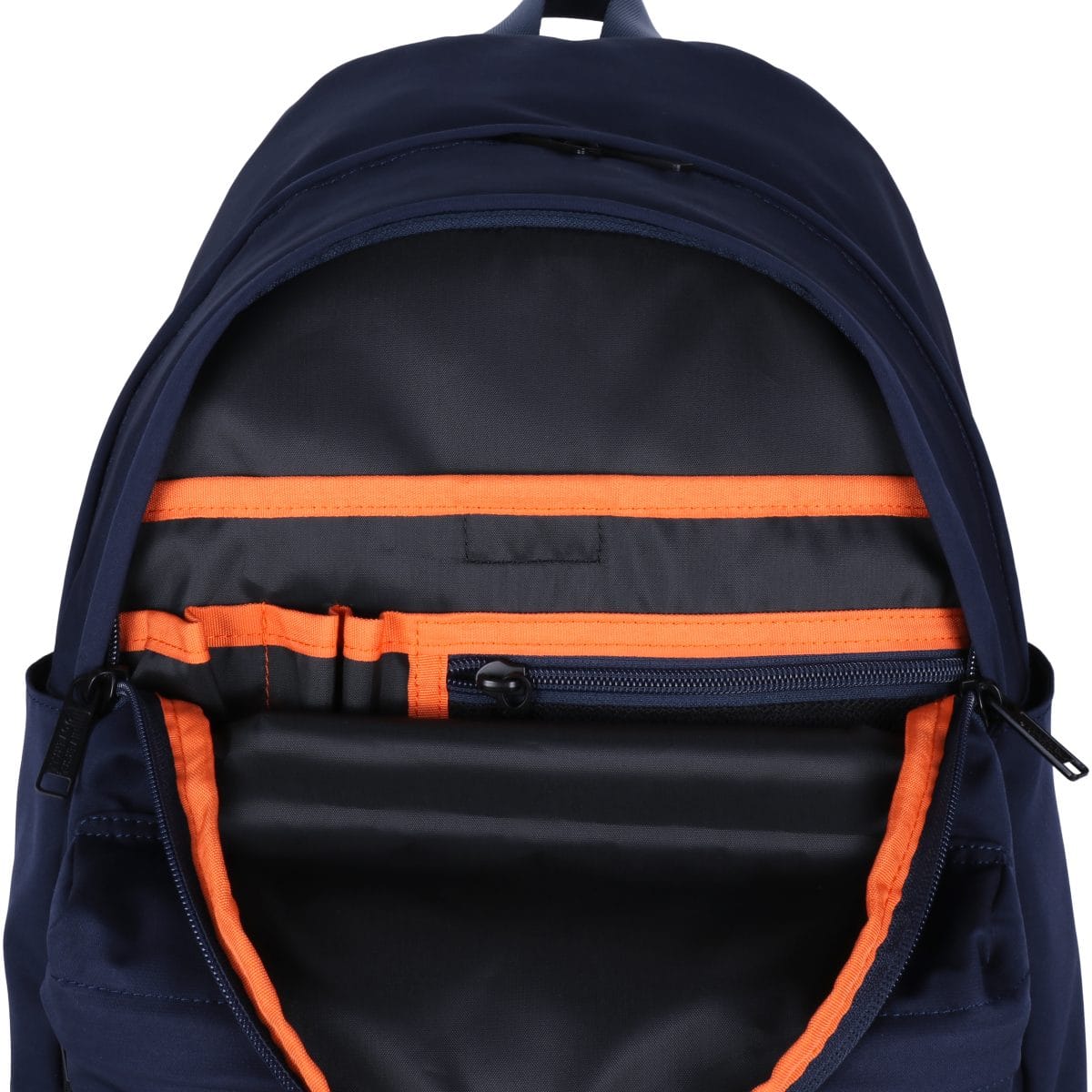 １層目にはペンやガジェットなどが入れやすいポケット