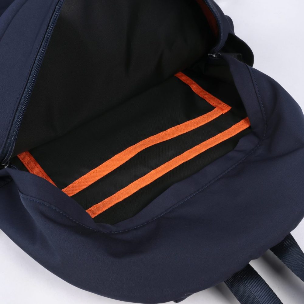 ２層目にはPCや書類を入れることができ、ビジネス使いも出来そう