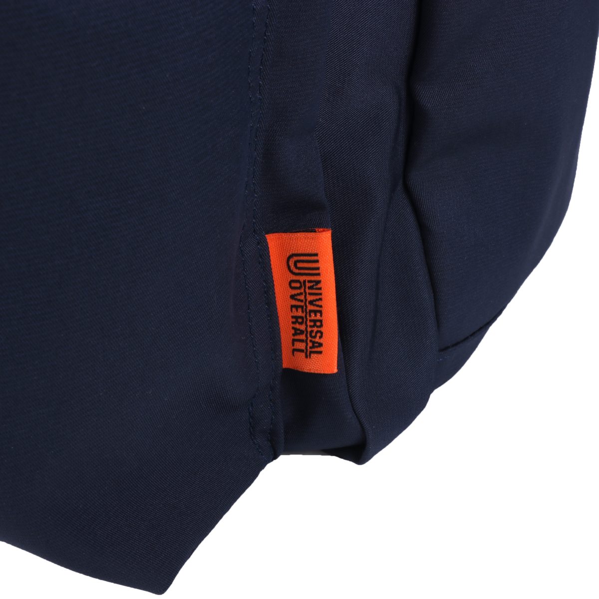 コットンのような柔らかさと光沢さをもつポリエステルを採用しておりミニマムな印象に