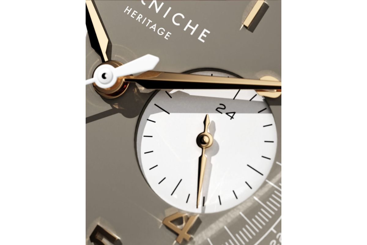 砂地を思わせるサンドベージュのダイヤルには、読み取りやすいアラビアインデックスとレイルウェイトラックを配置