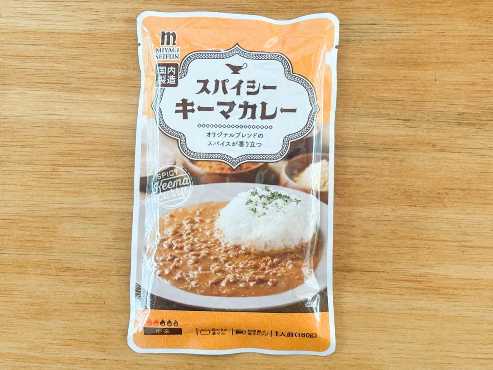 「スパイシーキーマカレー」は3パックセットで321円なので、1パックあたりの価格は107円
