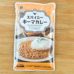 「スパイシーキーマカレー」は3パックセットで321円なので、1パックあたりの価格は107円