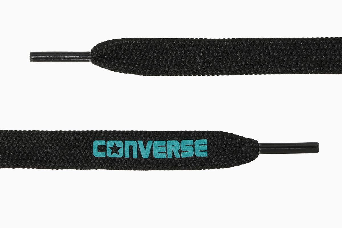シューレースの先に入ったCONVERSEロゴ