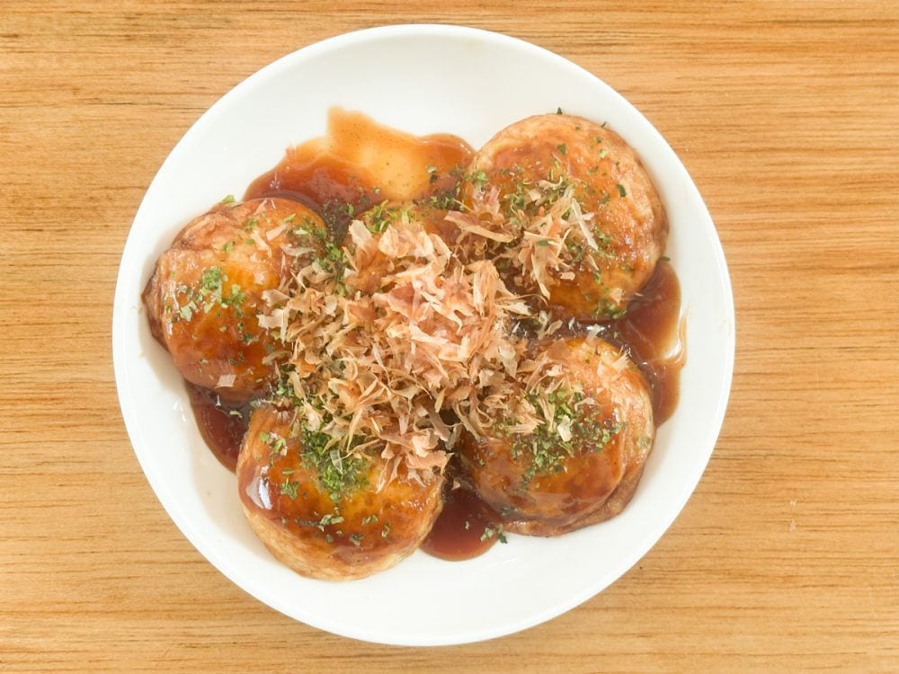 完成したたこ焼きは生地が柔らかいのが伝わるくらい、ちょっと平たくつぶれます