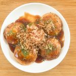 完成したたこ焼きは生地が柔らかいのが伝わるくらい、ちょっと平たくつぶれます