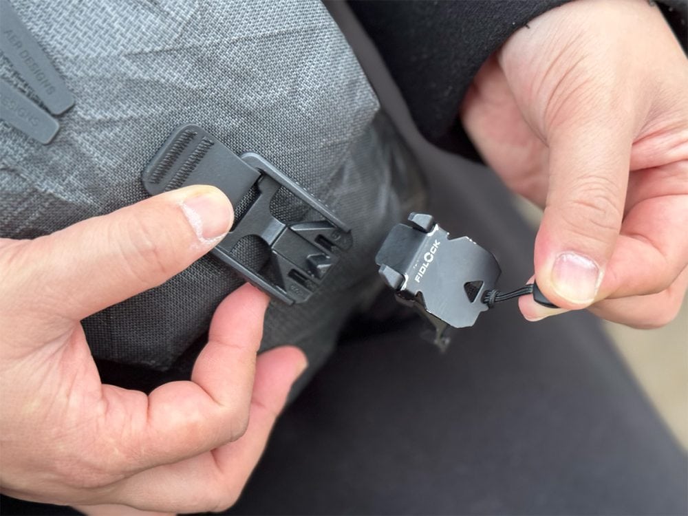 フロントポケットはFidlock&reg; マグネット V バックル付き