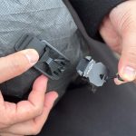 フロントポケットはFidlock® マグネット V バックル付き