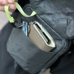 フラップを開けるとポケットがあり、財布や鍵などのセキュリティー性の高い荷物を入れるのに最適