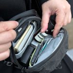 ジップを開けても本体が手前に倒れすぎないので、荷物を探しやすく出し入れがラク