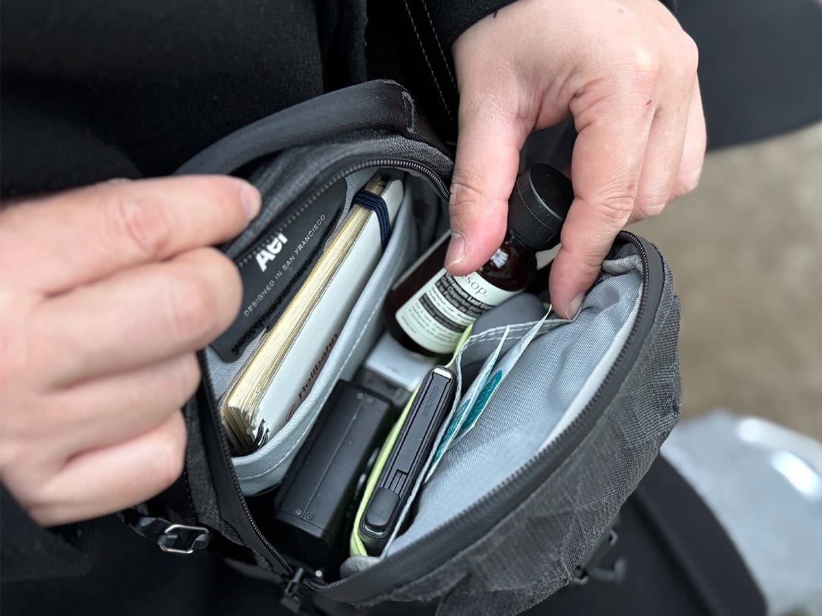 ジップを開けても本体が手前に倒れすぎないので、荷物を探しやすく出し入れがラク