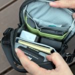 フロントには3つのポケット、バックにもスリットがあり、手荷物をうまく収めることができる