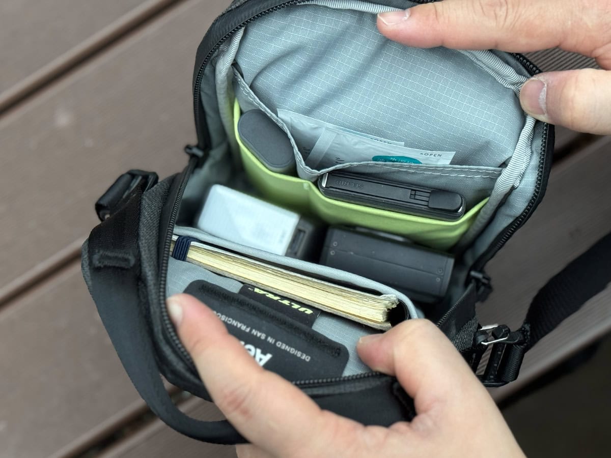 フロントには3つのポケット、バックにもスリットがあり、手荷物をうまく収めることができる