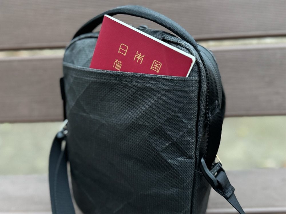 背面にはパスポートやチケットが入るスリットポケットが