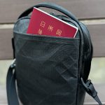 背面にはパスポートやチケットが入るスリットポケットが