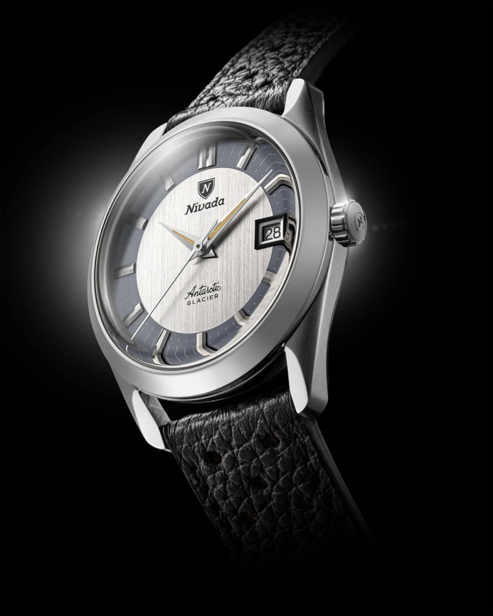 縦方向のブラッシュ仕上げを施したシルバーダイヤルは、氷河の柔らかな光を思わせる静謐な表情を演出
