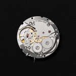 35㎜モデルには、スイス製手巻きムーブメント「Soprod P054」を搭載