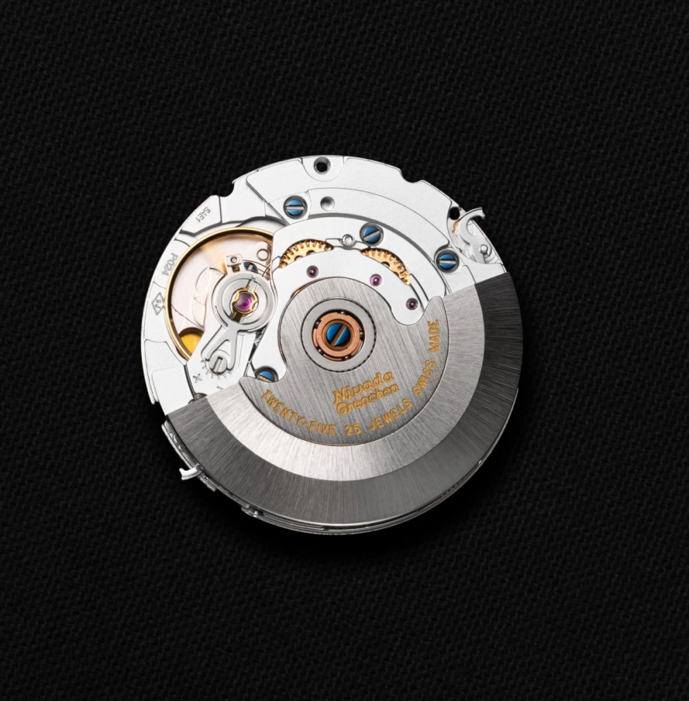 38㎜モデルには、スイス製自動巻きムーブメント「Soprod P024」を搭載