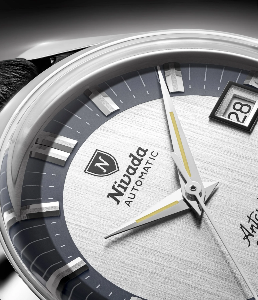 縦方向のブラッシュ仕上げを施したシルバーダイヤルは、氷河の柔らかな光を思わせる静謐な表情を演出