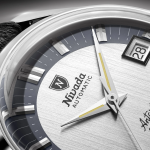 縦方向のブラッシュ仕上げを施したシルバーダイヤルは、氷河の柔らかな光を思わせる静謐な表情を演出