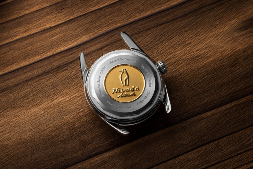 ケースバックには、ニバダ・グレンヒェンの極地探検の歴史を象徴する“ペンギンメダリオン”を刻印
