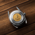 ケースバックには、ニバダ・グレンヒェンの極地探検の歴史を象徴する“ペンギンメダリオン”を刻印