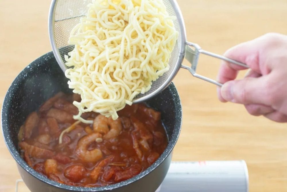 ソースの味が薄まらないよう、しっかりと麺を湯切りします