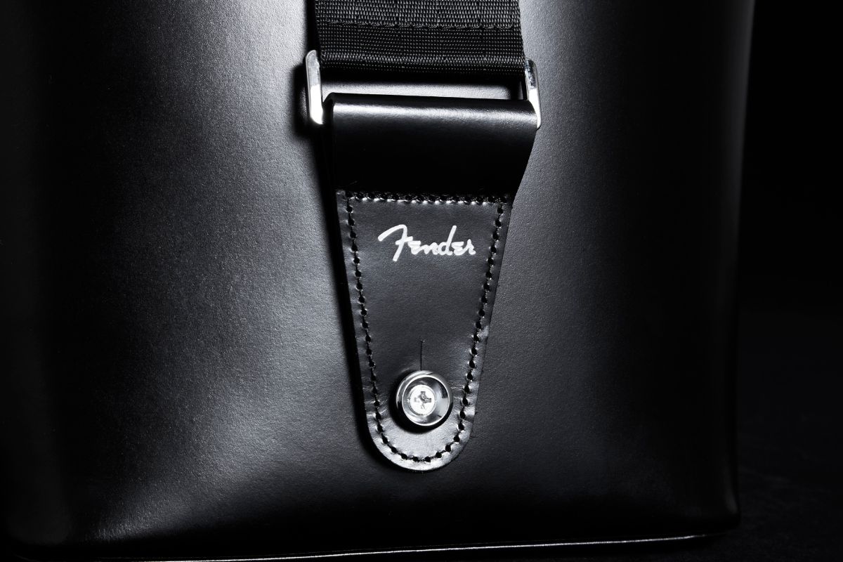 ギターストラップが装着できる!?】フェンダーの「限定2WAYバッグ」が