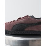 アウトソールとフォームストライプをブラックで配色されており、重厚感のある印象に