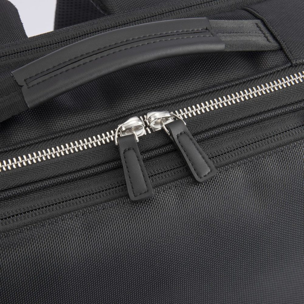 メインファスナーに変色や錆びに強いステンレスファスナーを採用