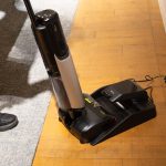 手間を徹底的に省いたデザインだから、充電ベースに戻すときの面倒な持ち上げや押し込みは不要