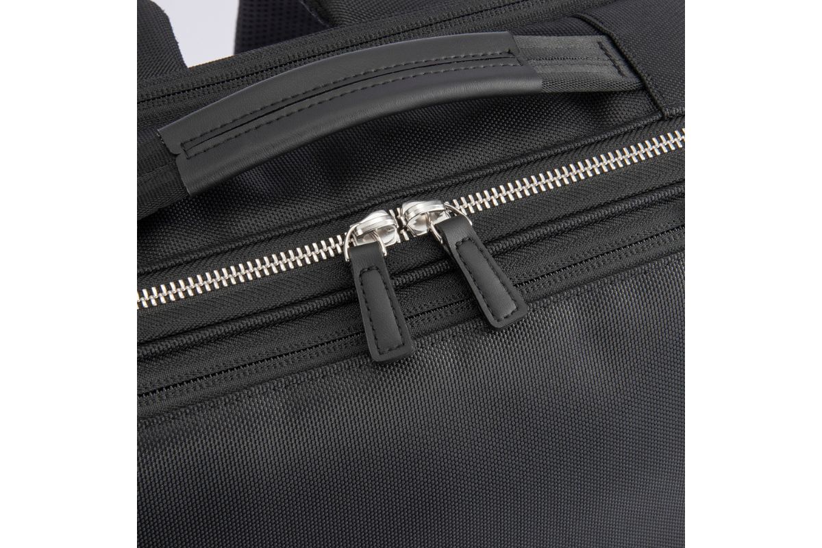 メインファスナーに変色や錆びに強いステンレスファスナーを採用