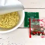 明星食品 中華三昧カップ 榮林 酸辣焼そば／酸辣湯麺の汁なし麺は中国料理界隈でもすごく珍しいです
