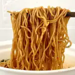 明星食品 中華三昧カップ 榮林 酸辣焼そば／明星食品は「麺の明星」とも呼ばれ、昭和から続く技術の結晶であるノンフライ麺のクオリティが圧倒的