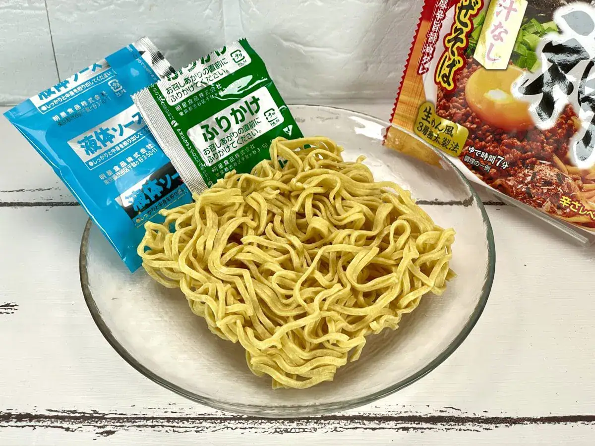 明星食品
明星 麺神 辛旨台湾まぜそば／。麺は独自「生めん風3層極太製法」という表面はつるりとして、中はもっちり食感という多重構造になっています