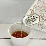 日清食品 日清ソース焼そばカップ チキンスープ付き／焼きそばの合間に飲むチキンとオニオンの旨みが効いたスープが口の中をリセットし、満足度を爆上げするのは間違い無いです