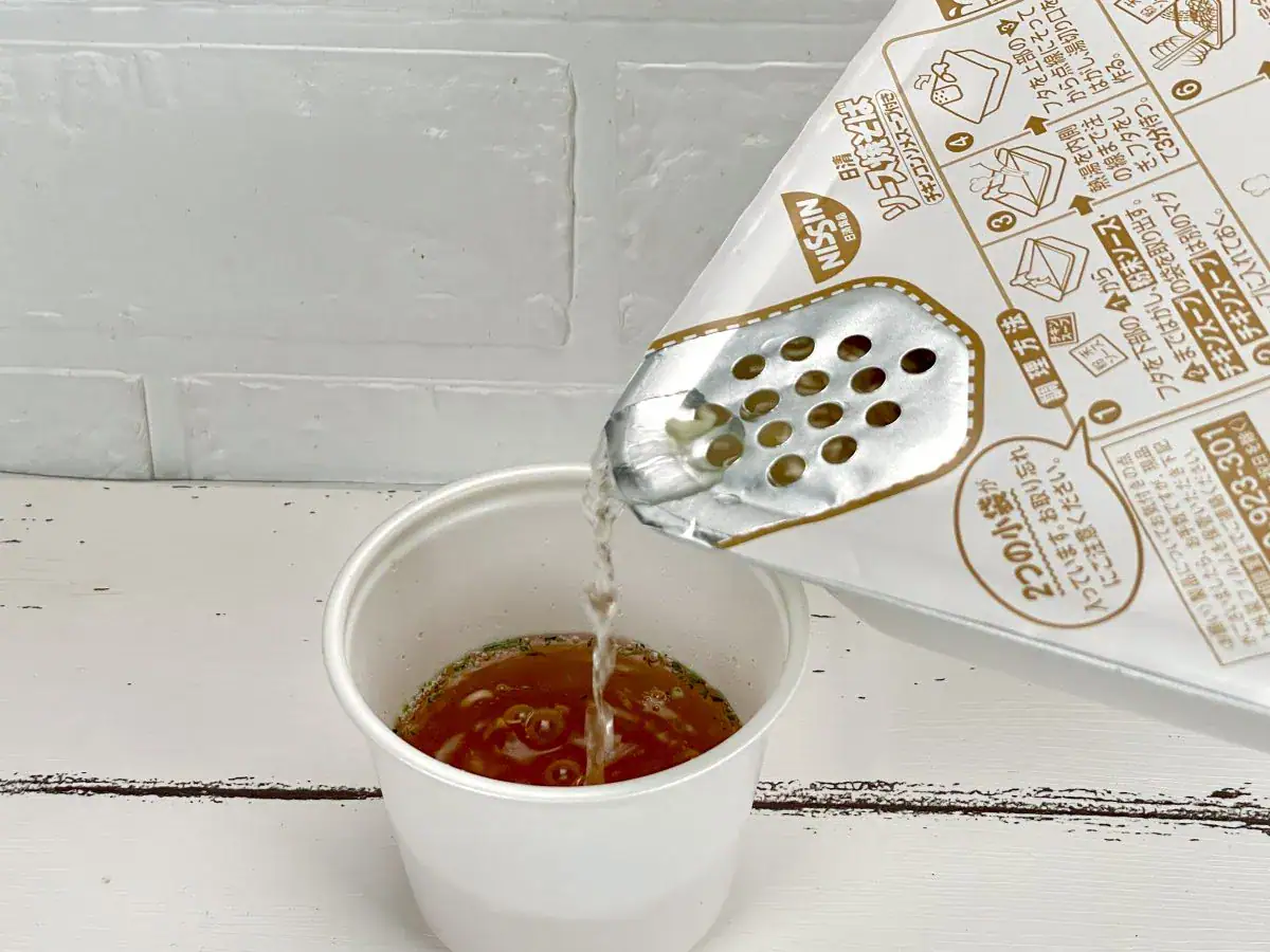 日清食品
日清ソース焼そばカップ チキンスープ付き／焼きそばの合間に飲むチキンとオニオンの旨みが効いたスープが口の中をリセットし、満足度を爆上げするのは間違い無いです