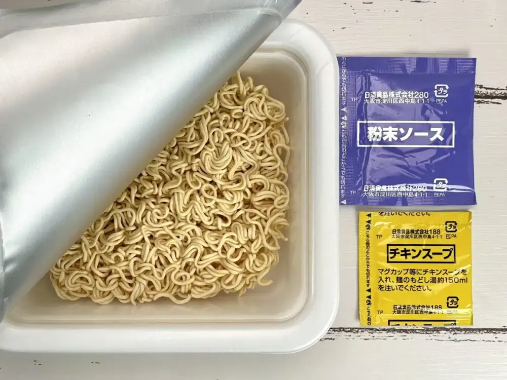 日清食品 日清ソース焼そばカップ チキンスープ付き／未だ粉末ソースというレトロな形態をとっているのは間違いなくファンの存在があるから