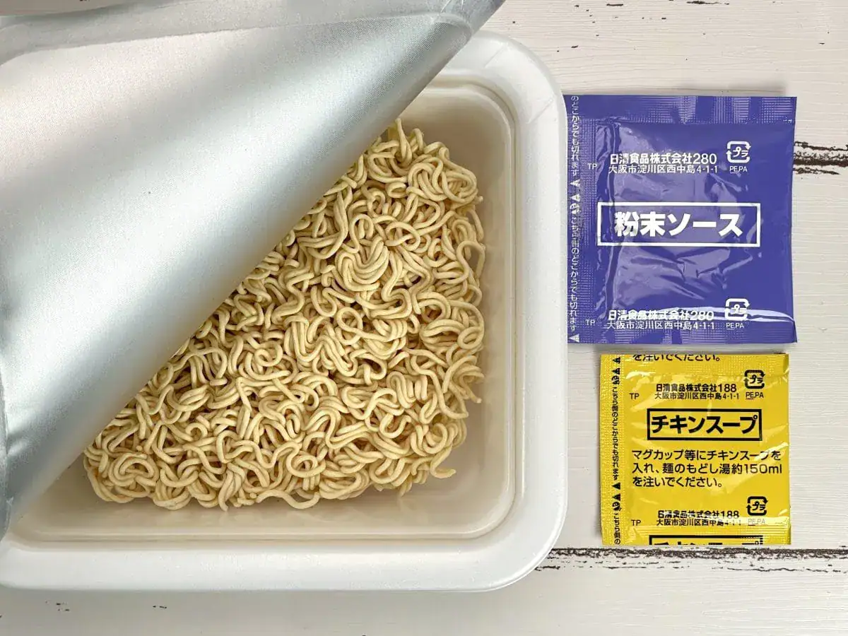 日清食品
日清ソース焼そばカップ チキンスープ付き／未だ粉末ソースというレトロな形態をとっているのは間違いなくファンの存在があるから