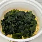 エースコック 無限わかめまぜそば／麺が見えなくなるほどのわかめが入っており、視覚的な衝撃だけでなく、シャキシャキとした食感が麺と一緒に口の中で楽しめます