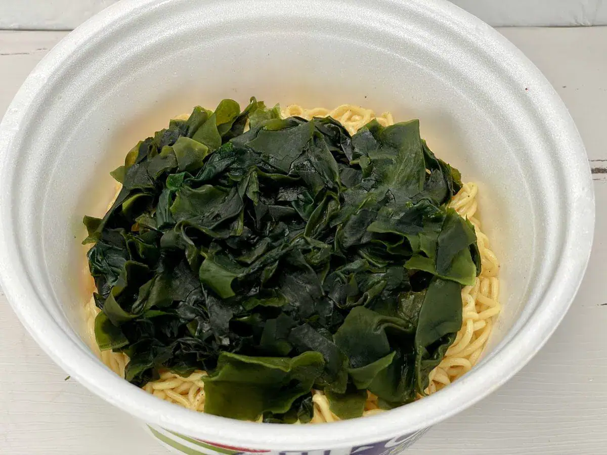 エースコック
無限わかめまぜそば/麺が見えなくなるほどのわかめが入っており、視覚的な衝撃だけでなく、シャキシャキとした食感が麺と一緒に口の中で楽しめます