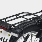 手軽な施錠が可能な大型のサークル錠と最大積載量10kgまでのリヤキャリア