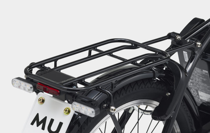 手軽な施錠が可能な大型のサークル錠と最大積載量10kgまでのリヤキャリア