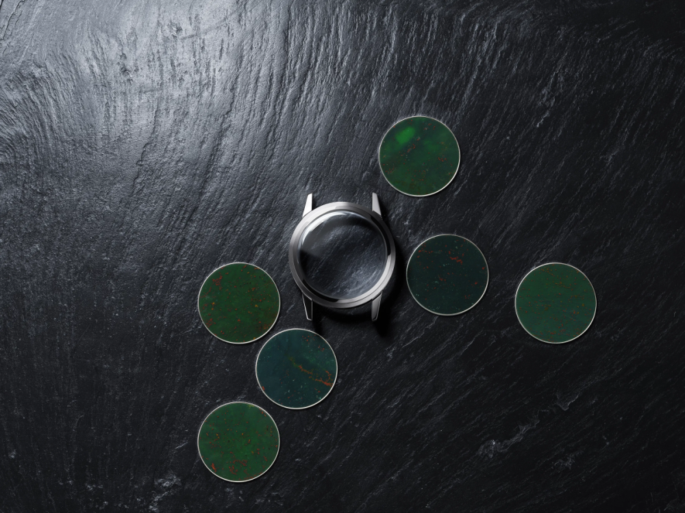 天然石の豊かな表情を引き立てるため、文字盤にはヘアライン仕上げのドーフィン針と、ポリッシュ仕上げのアプライドインデックスを配置