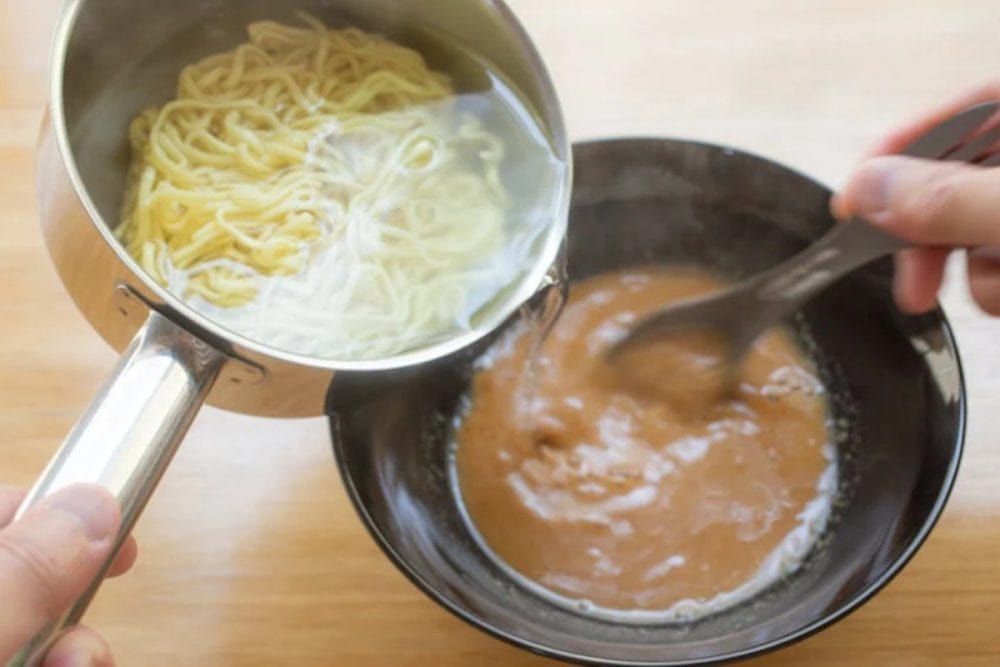 麺を入れたときにスープから麺が半分出る程度に湯量を調整