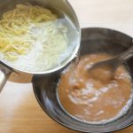 麺を入れたときにスープから麺が半分出る程度に湯量を調整