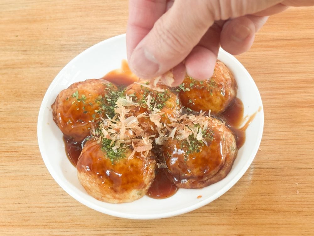 レンチンが終わったらソースを塗って、青のりをかけて、最後にかつお節をトッピングするスタンダードスタイルで仕上げます