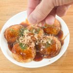 レンチンが終わったらソースを塗って、青のりをかけて、最後にかつお節をトッピングするスタンダードスタイルで仕上げます