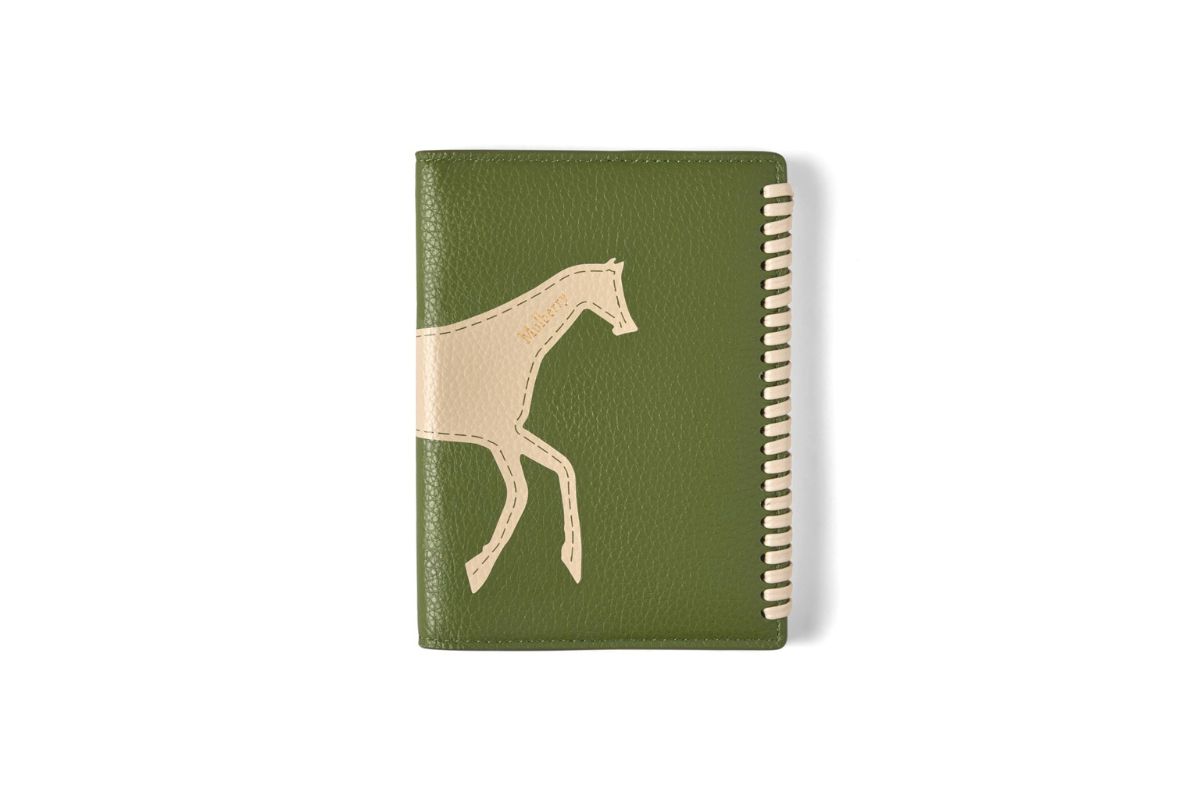 マルベリー「パスポート スリップ - チョークホース」¥38,500/H13.5×W9.5㎝