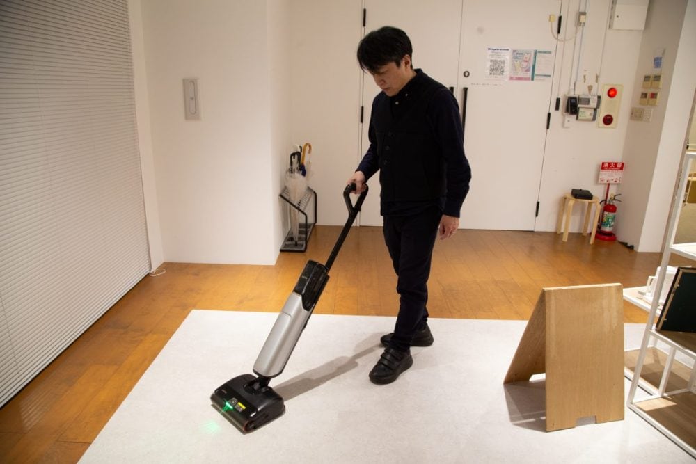 かなり重めの機種ですが、自走式機能を搭載しているので、支えているだけで自動的に前へ進み、快適に掃除できるのです