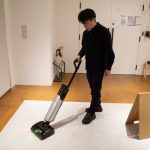 かなり重めの機種ですが、自走式機能を搭載しているので、支えているだけで自動的に前へ進み、快適に掃除できるのです